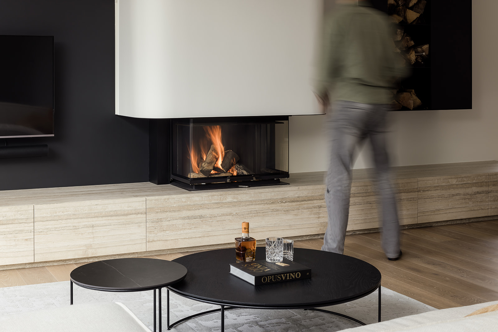 Nieuwbouwwoning met moderne haard in de woonkamer