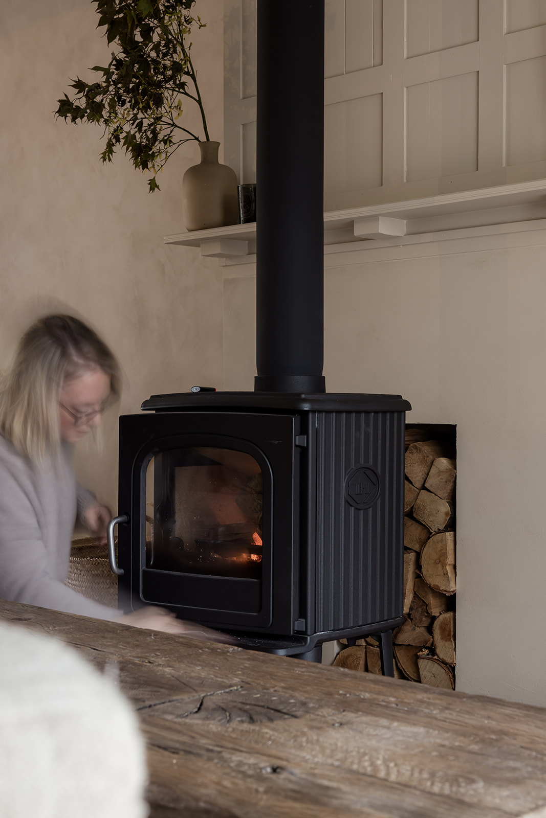 Vul je kachel in de woonkamer voor tweederde om een efficiënte verbranding te garanderen. Zorg voor een optimale warmte-uitstraling.