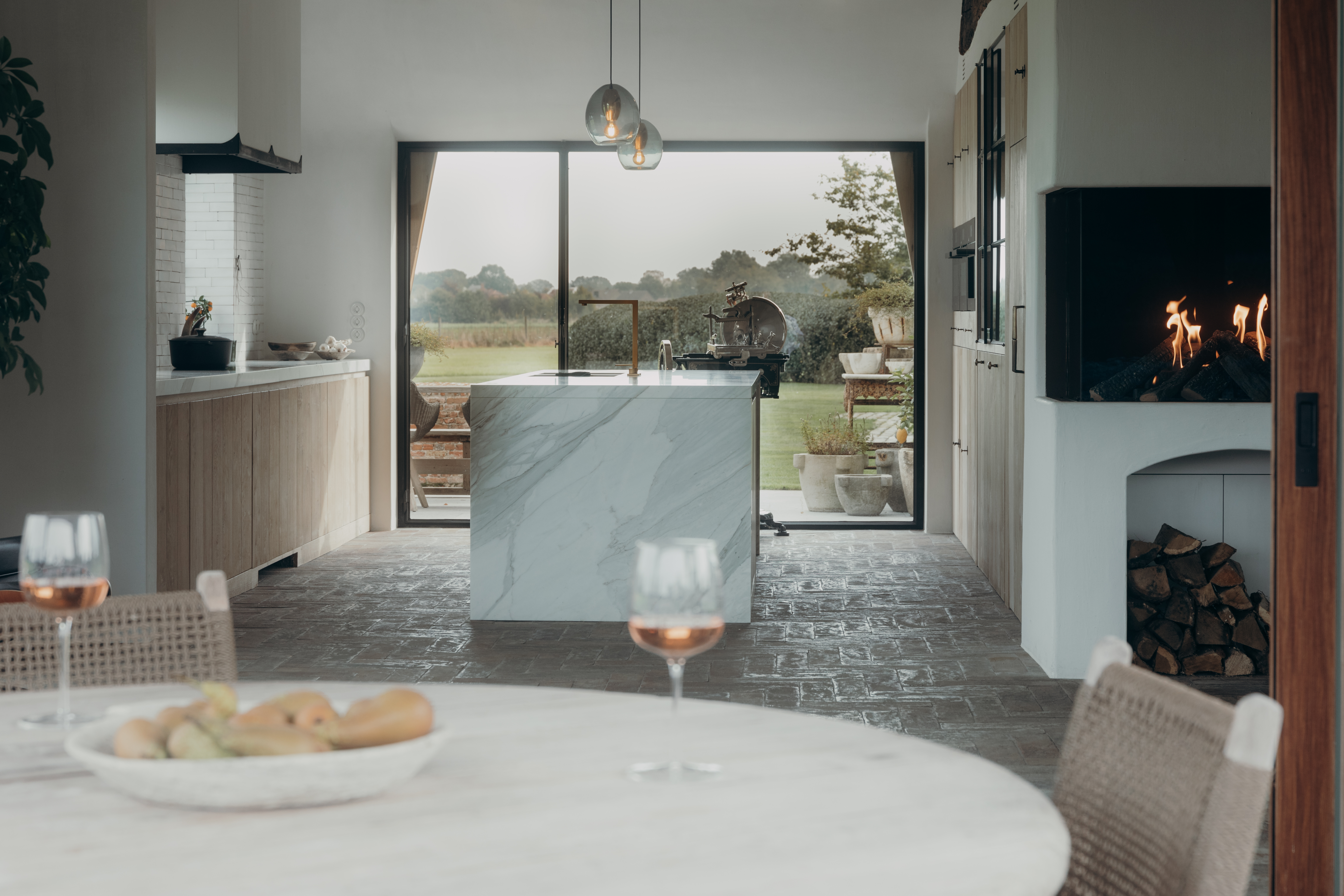 Tv-last met ingebouwde haard: landelijke stijl