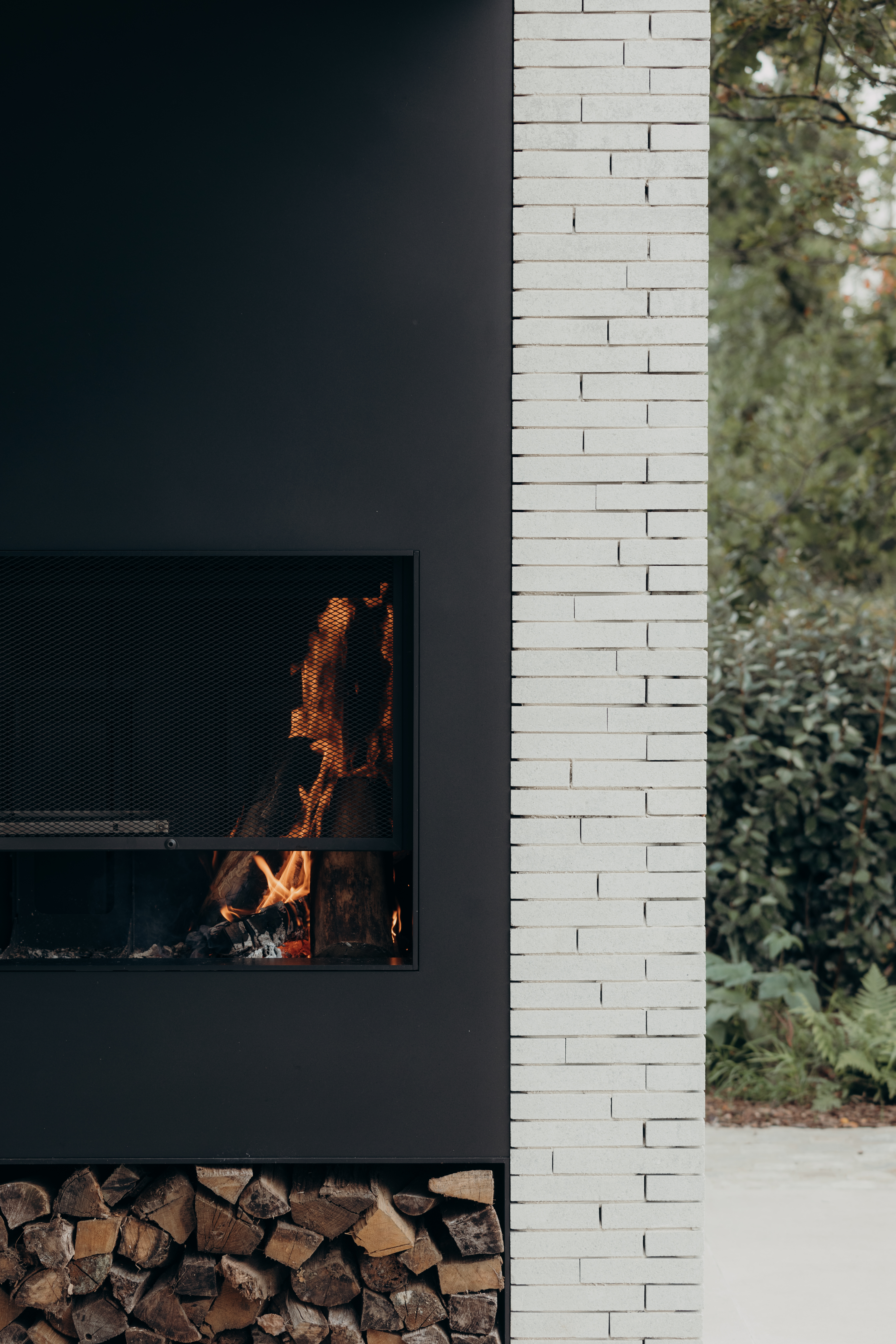 Naaldhout met harsrijke schors, minder geschikt voor langdurig stoken in de haard.