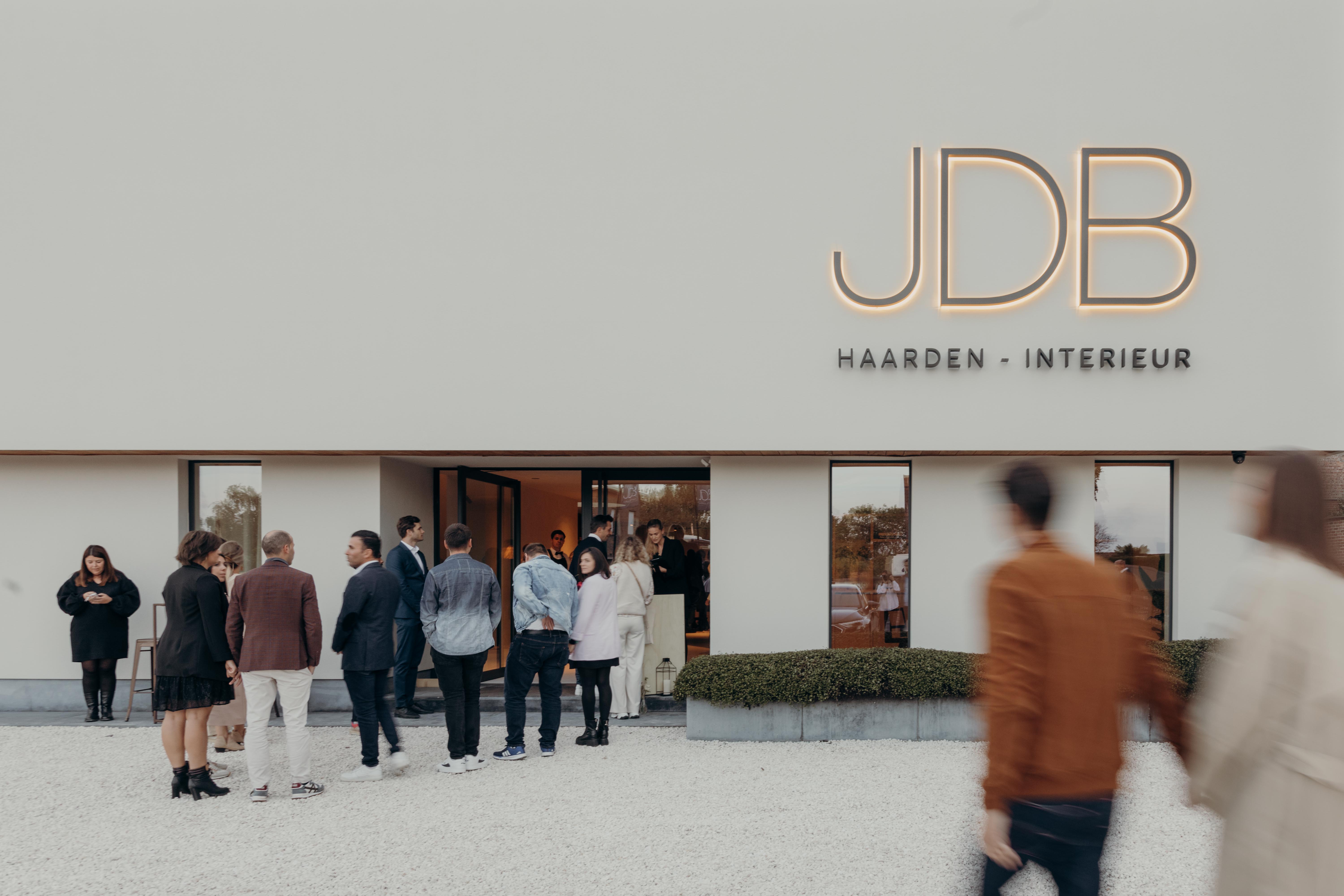 Gevel showroom thenewjdb tijdens heropeningsevent op 22 september