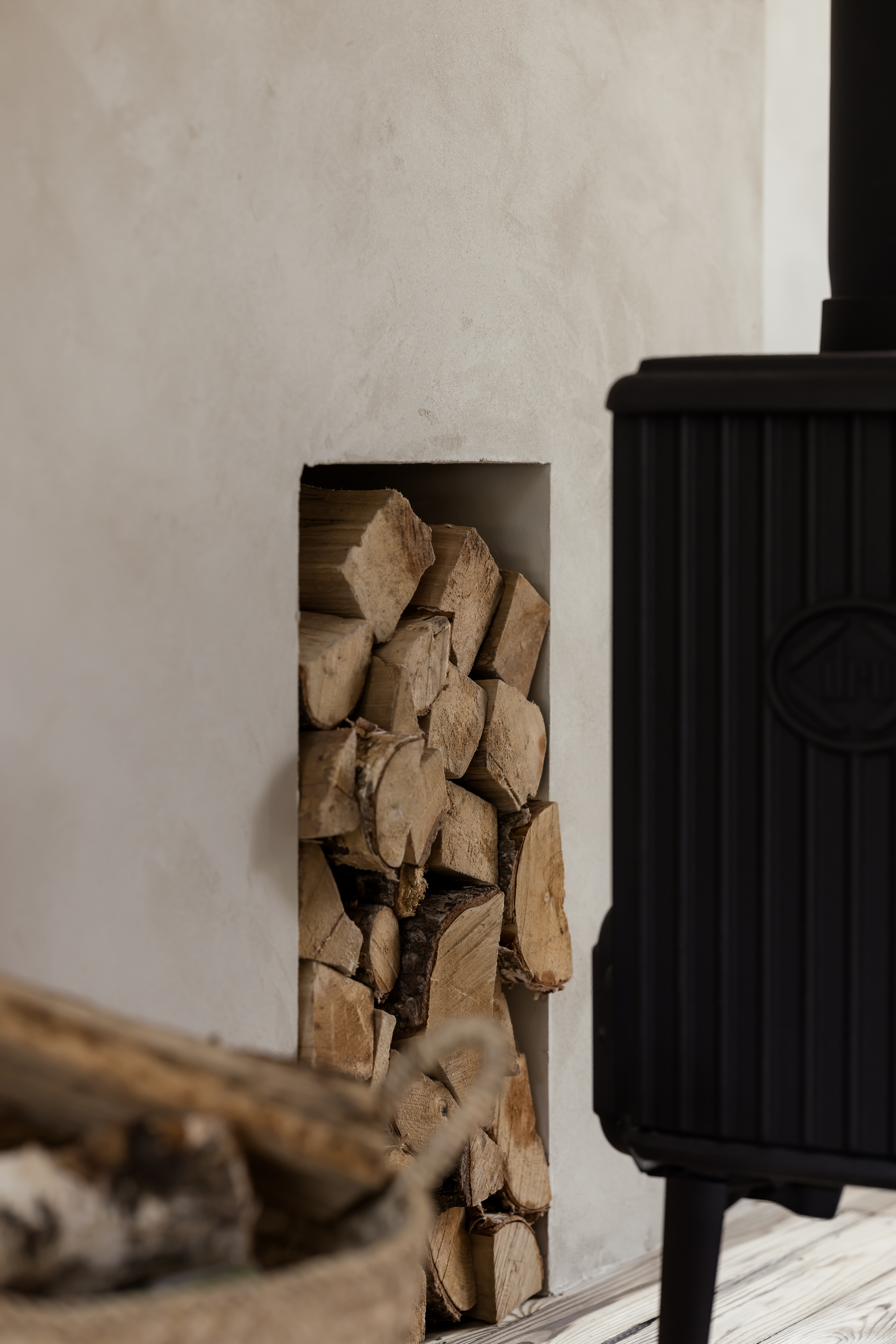 Houtnis ingewerkt in de muur met houtkachel van Dru.