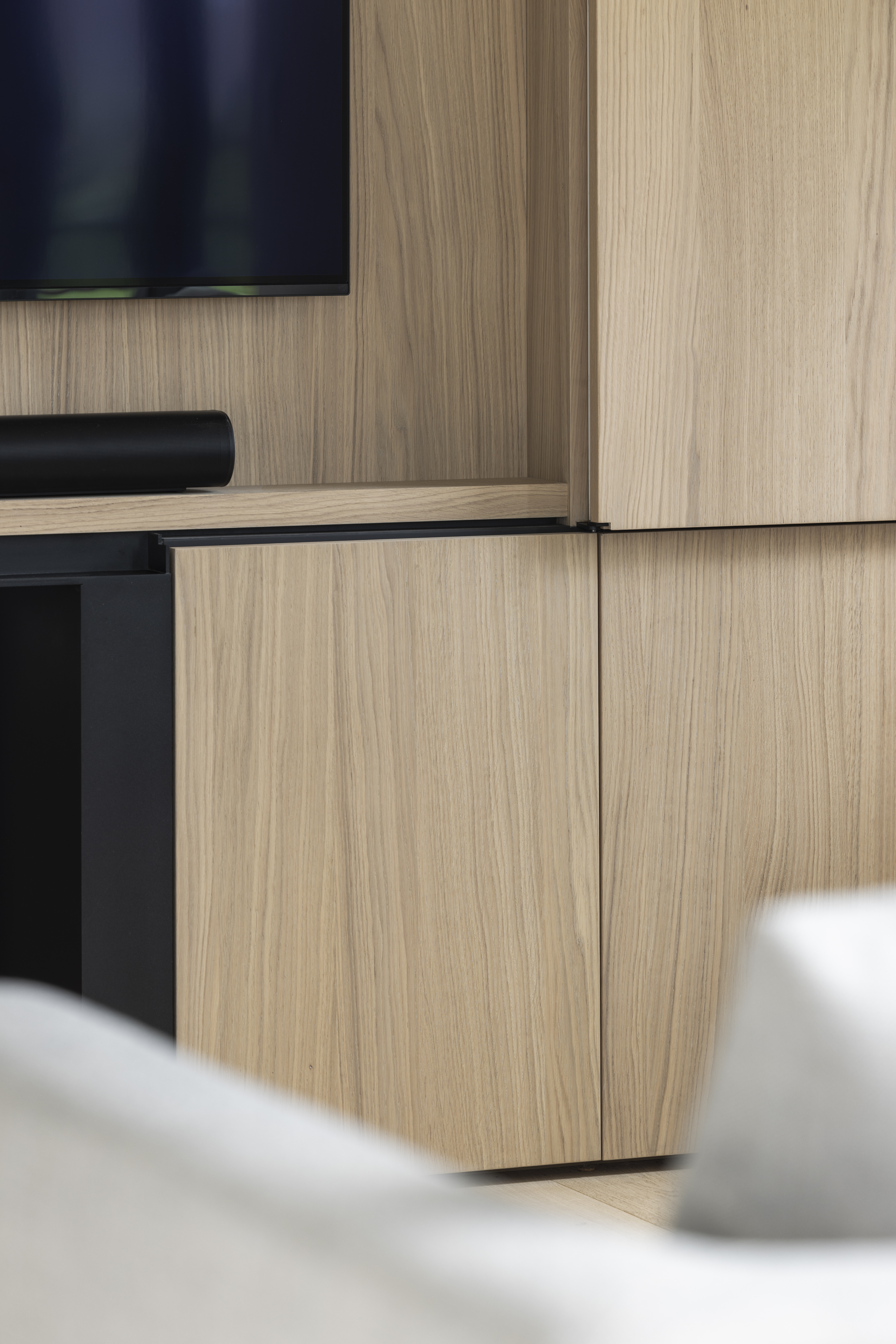 Stijlvol tv-meubel op maat gemaakt met lichte houtafwerking, ideaal voor een moderne en warme inrichting.