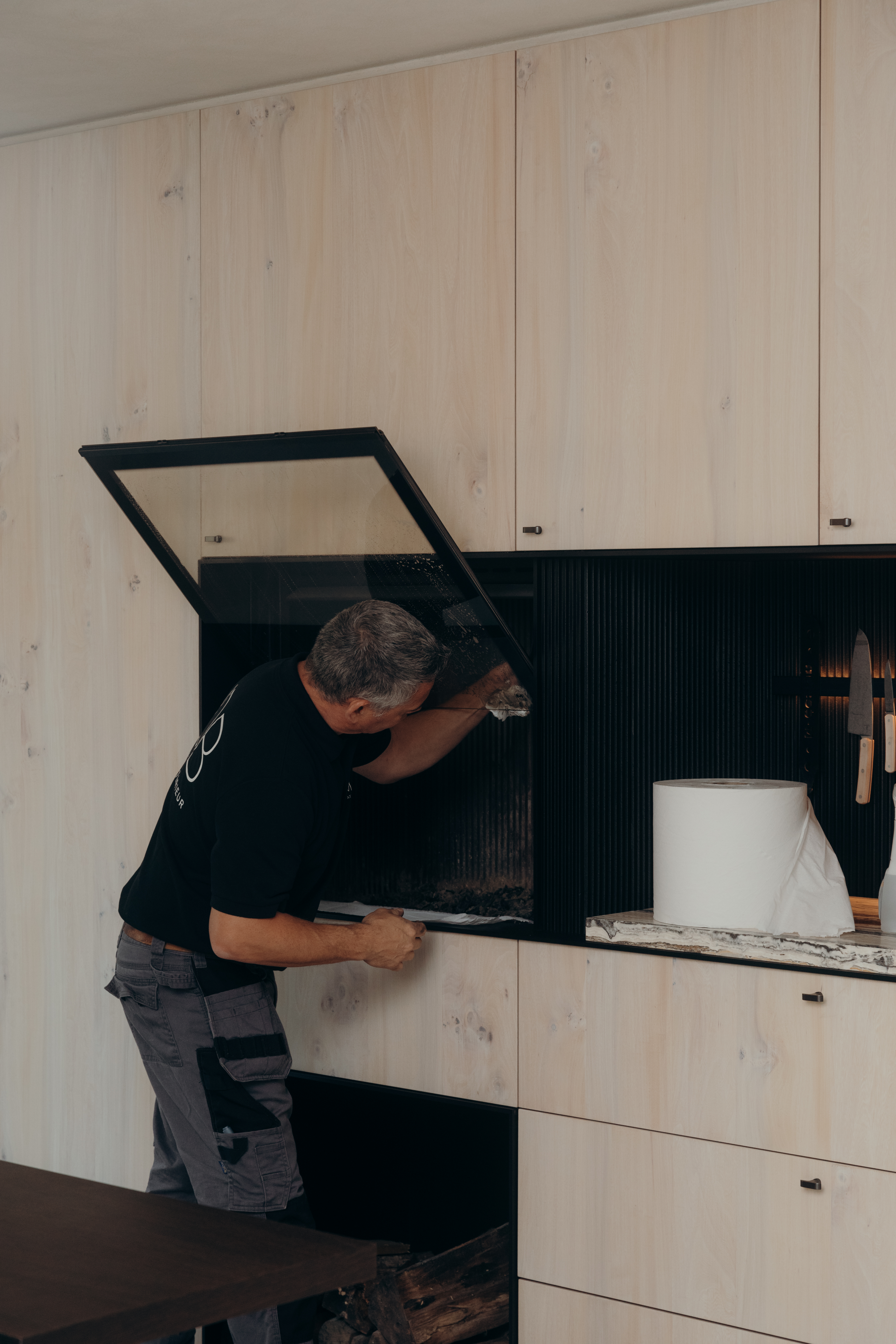 Reiniging van de verbrandingskamer van je houthaard of houtkachel door een vakman.