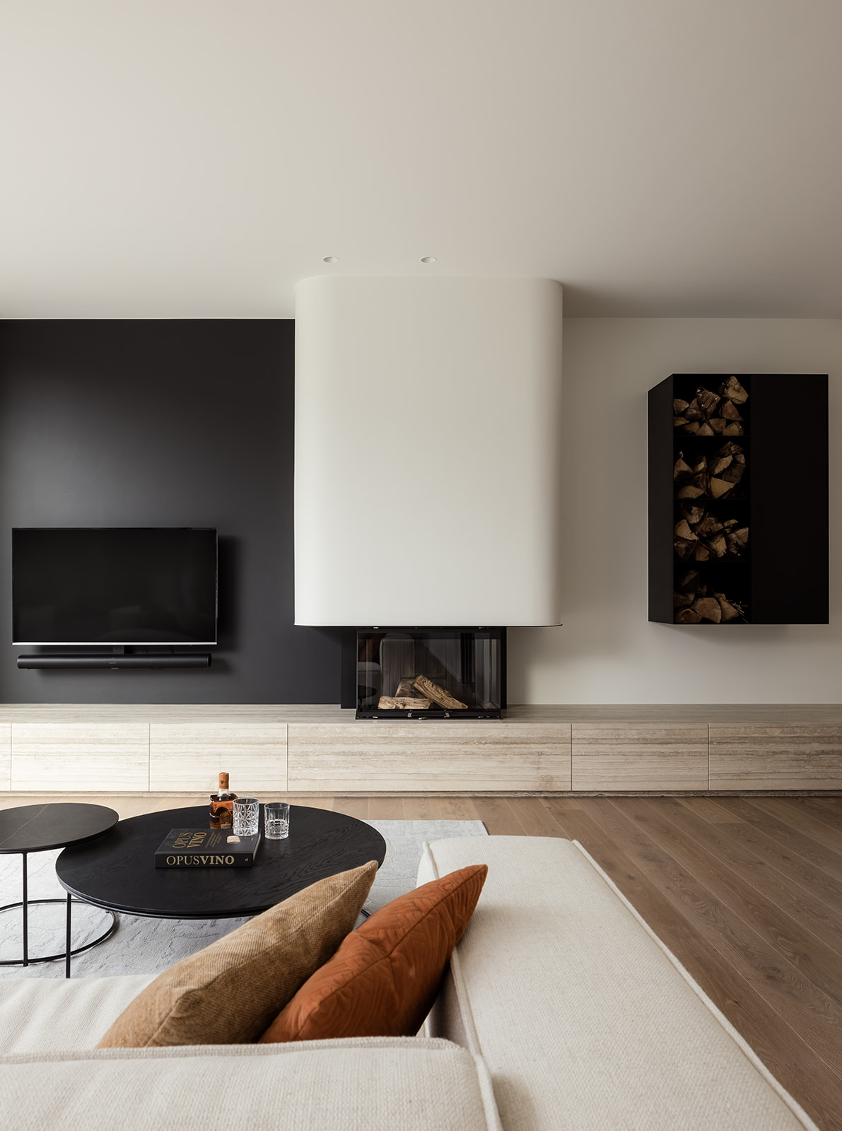 Moderne woonkamer met een vrijstaande haard die moeiteloos warmte en sfeer toevoegt.